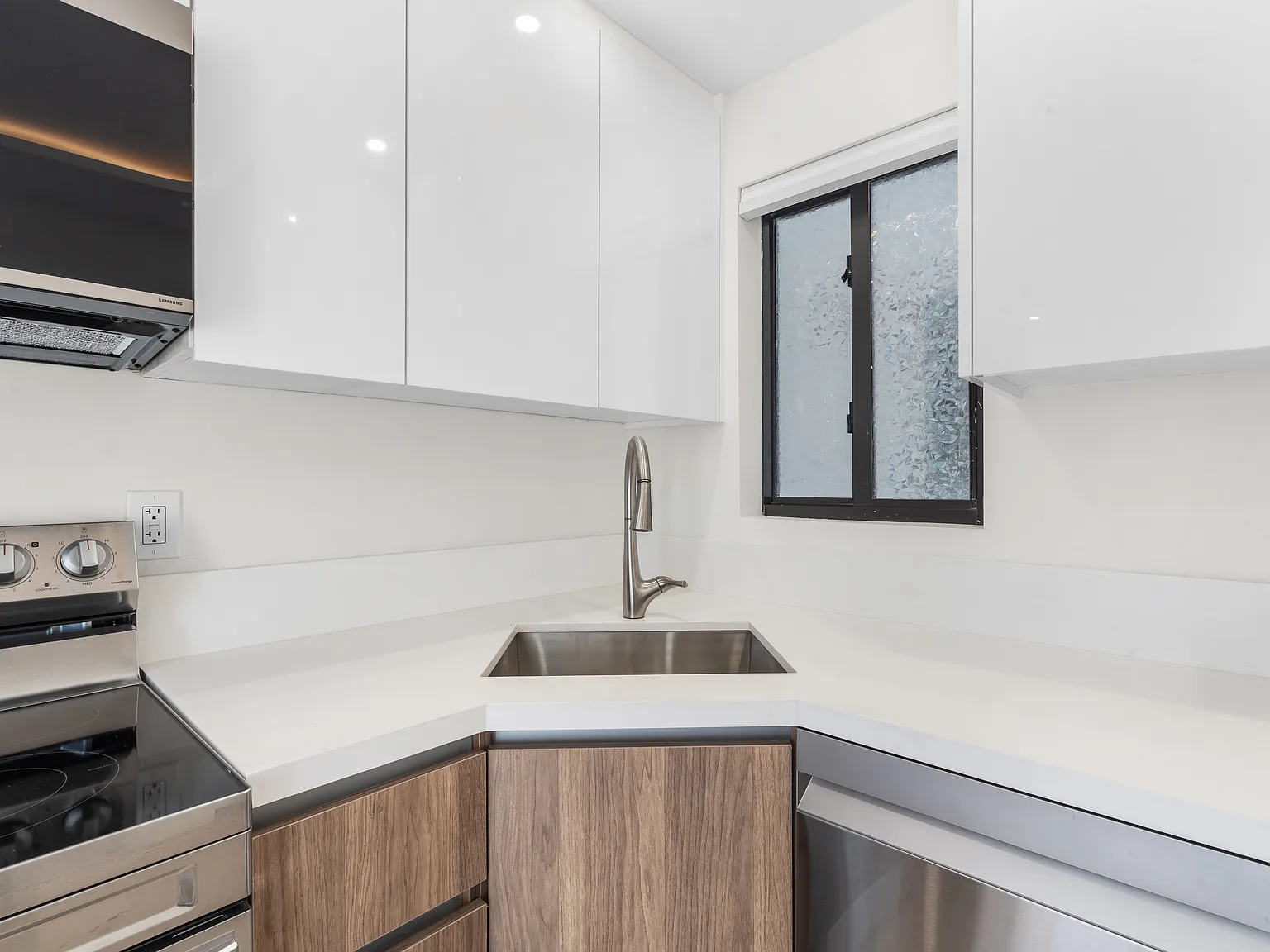3226 Mary St — Photo 4