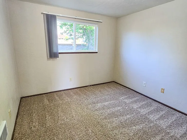 Apartment in West Salem near banks, shopping areas, bus lines, and downtown! ~ Colonial — Photo 49