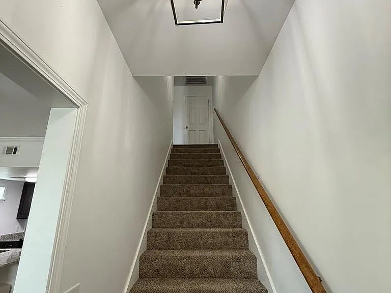 512 E Madison St — Photo 4