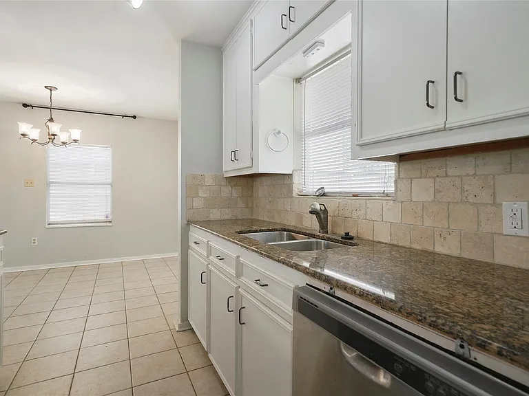 930 W 42nd St — Photo 19