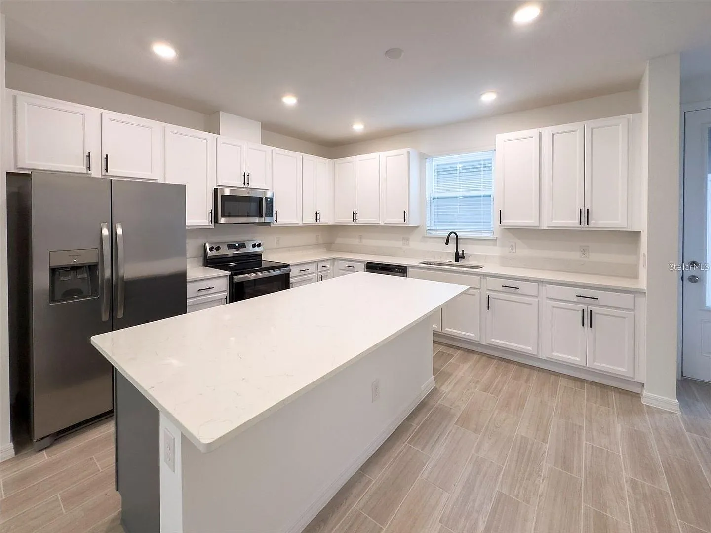 3 bed, 2.5 bath, 1750 sqft, $2,350 — Photo 3