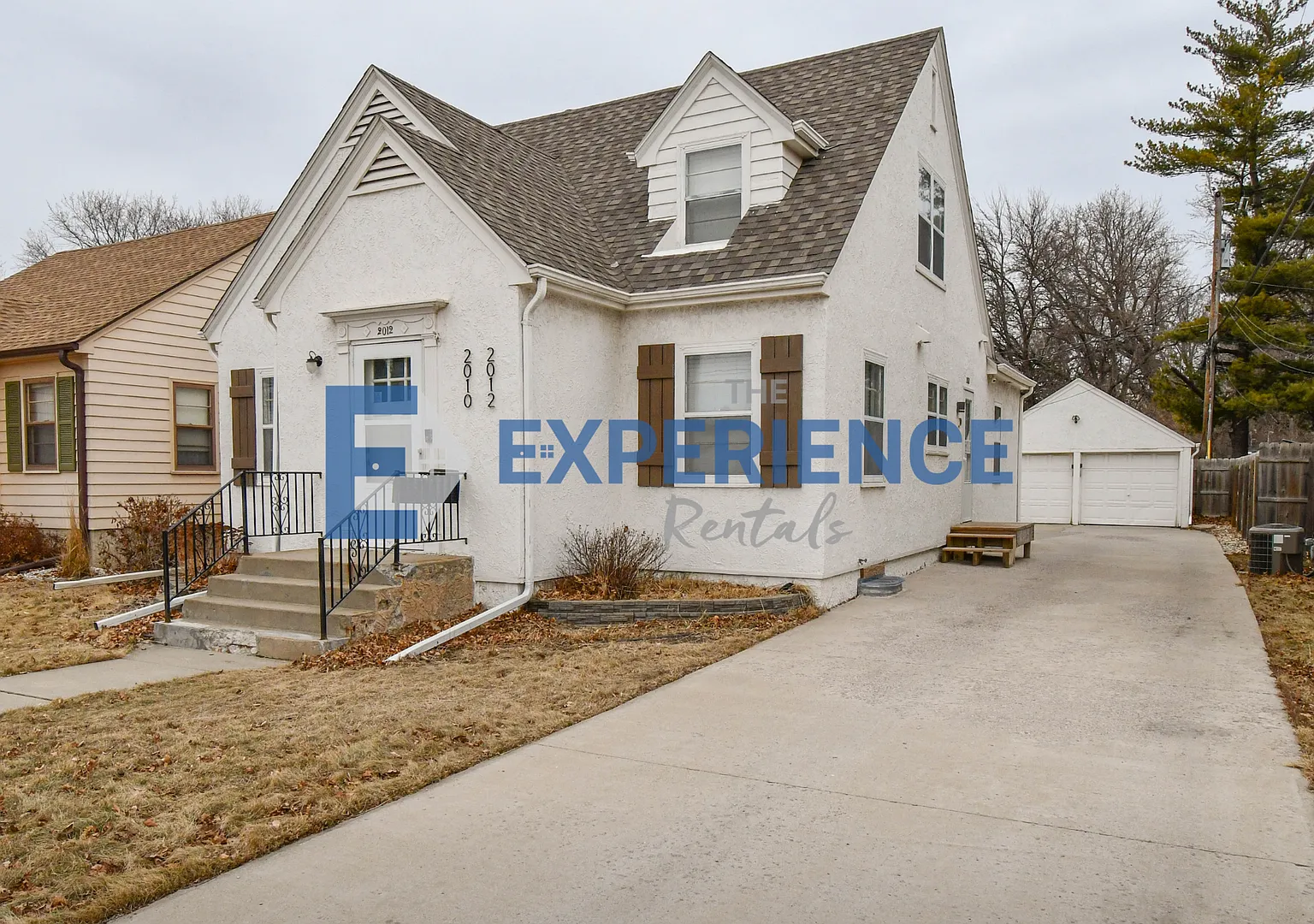 Stylish Furnished Duplex with Modern Finishes and Garage! Short-Term Available! — Photo 2