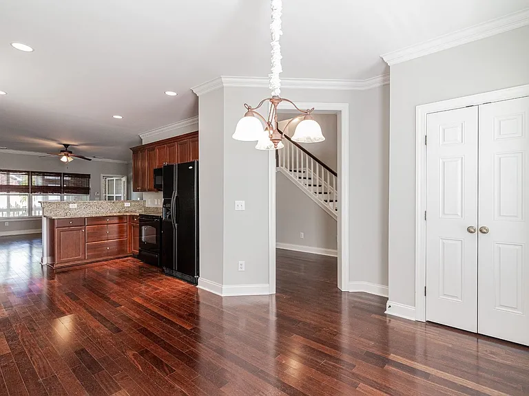 412 Meadowcrest Cir — Photo 8