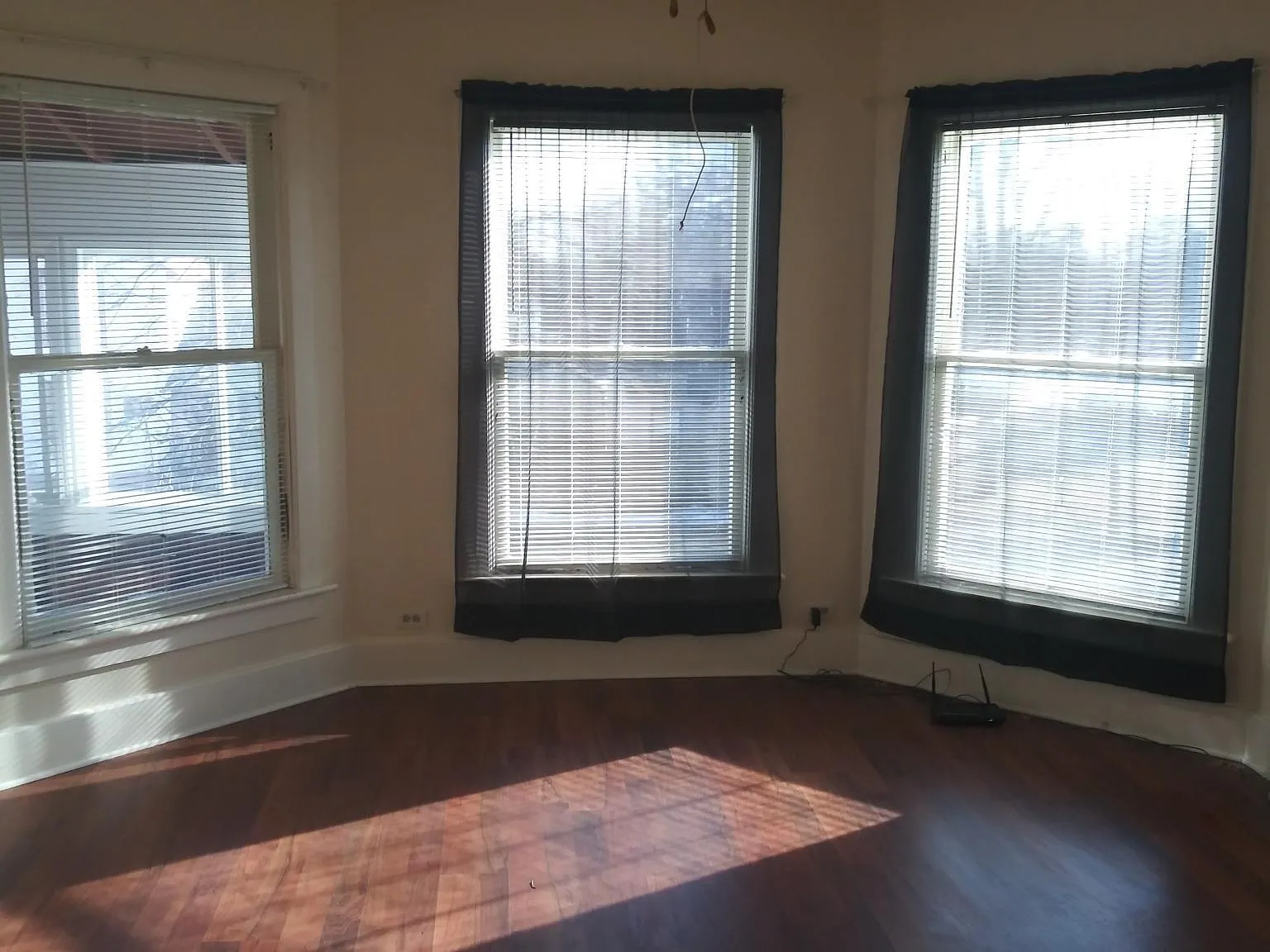 3 bed, 1000 sqft, $1,200 — Photo 1