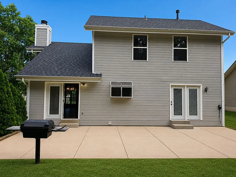 325 Westbrook Dr — Photo 2
