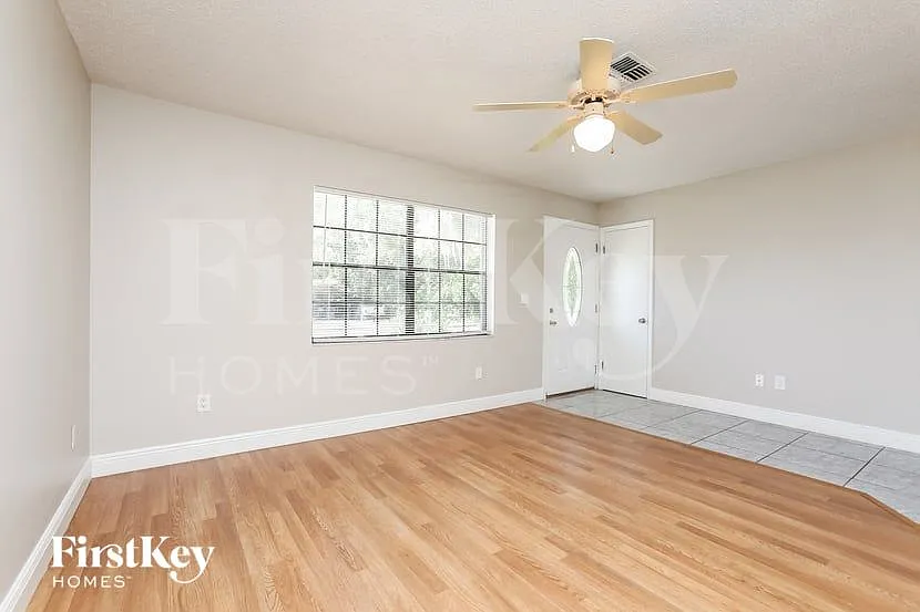 3 bed, 2.0 bath, 1119 sqft, $2,020 — Photo 3
