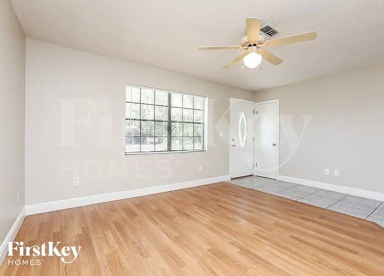 391 E Palmetto Ave — Photo 3
