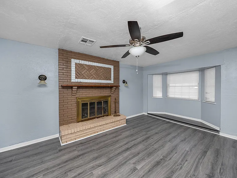 408 NW Woodridge Dr — Photo 3