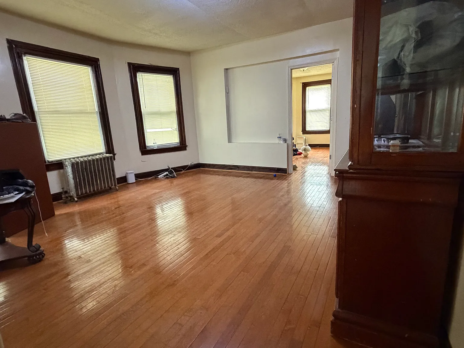 4 bed, $2,700 — Photo 1