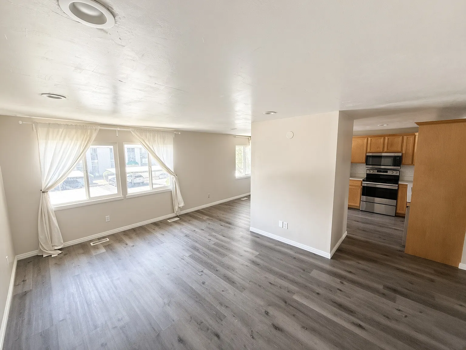 4538 S 700 E — Photo 2
