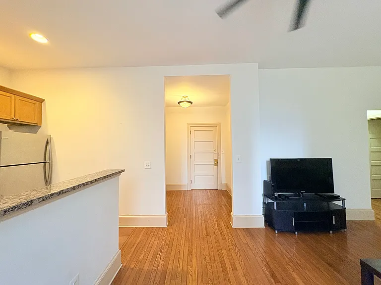 250 S 13th St #1B — Photo 14