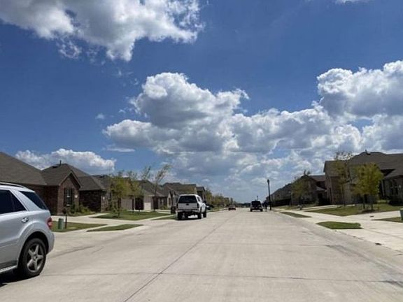 Exterior Neighborhood (street photo)