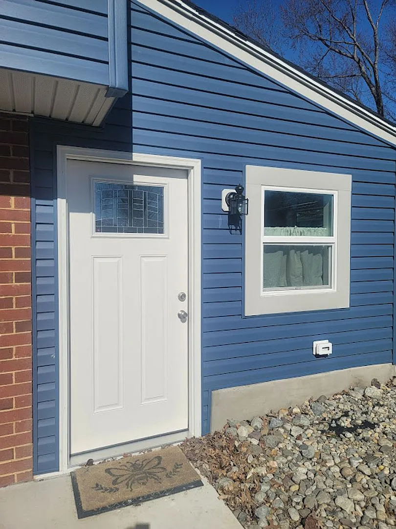 1 Bedroom 1 Bath in Delpark Manor — Photo 3