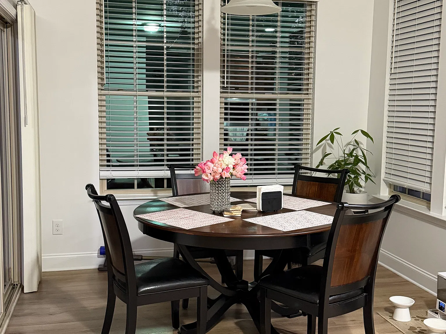 4 bed, 2415 sqft, $900 — Photo 2