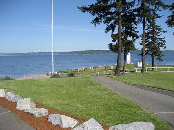 Browns Point Lighthouse