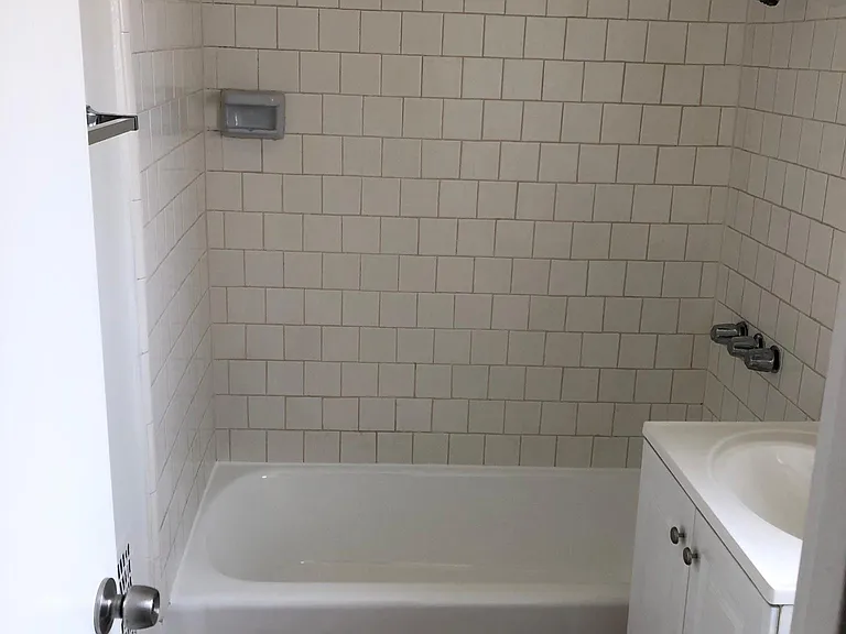 Bright/Clean Bathroom