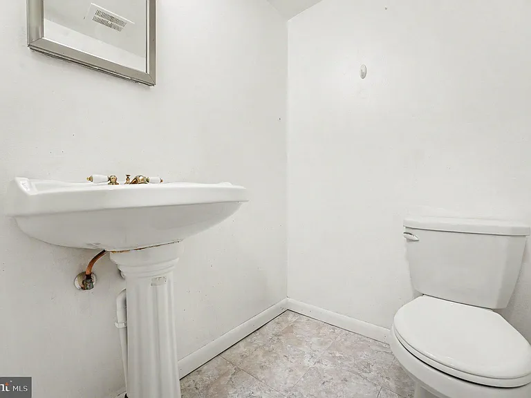 653 Franklin St — Photo 15