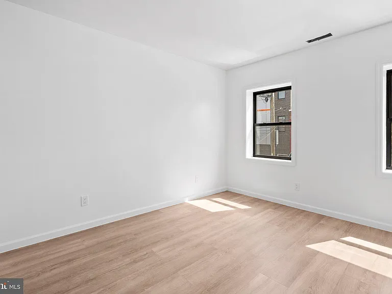 2055 Dickinson St — Photo 16