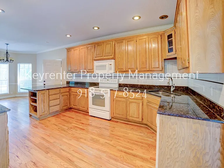 10119 S College Pl — Photo 7