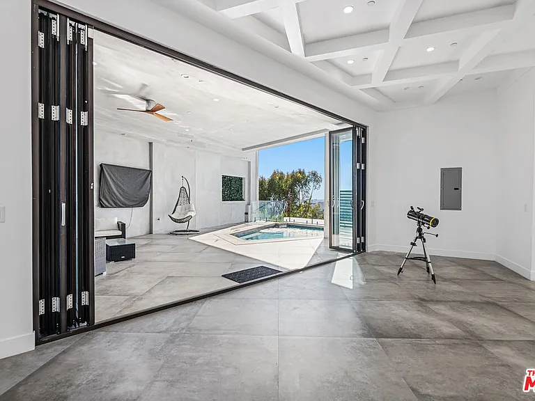 6181 Temple Hill Dr — Photo 13