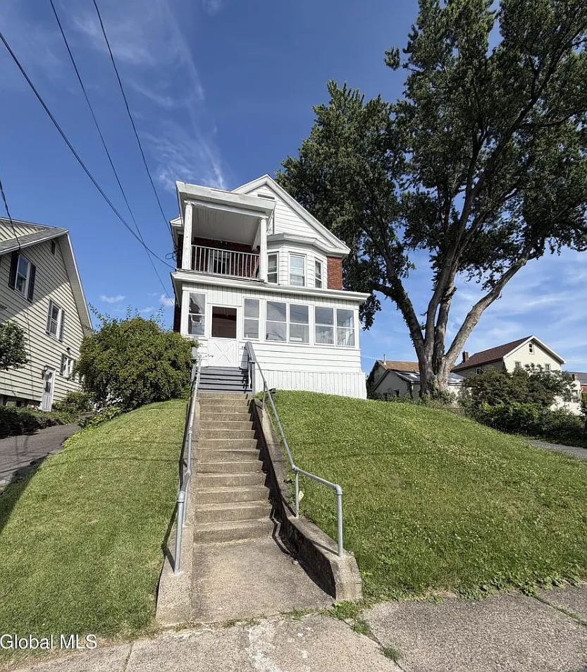 3 bed, 1053 sqft, $1,600 — Photo 2
