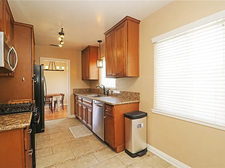 412 Catalpa Ave — Photo 10
