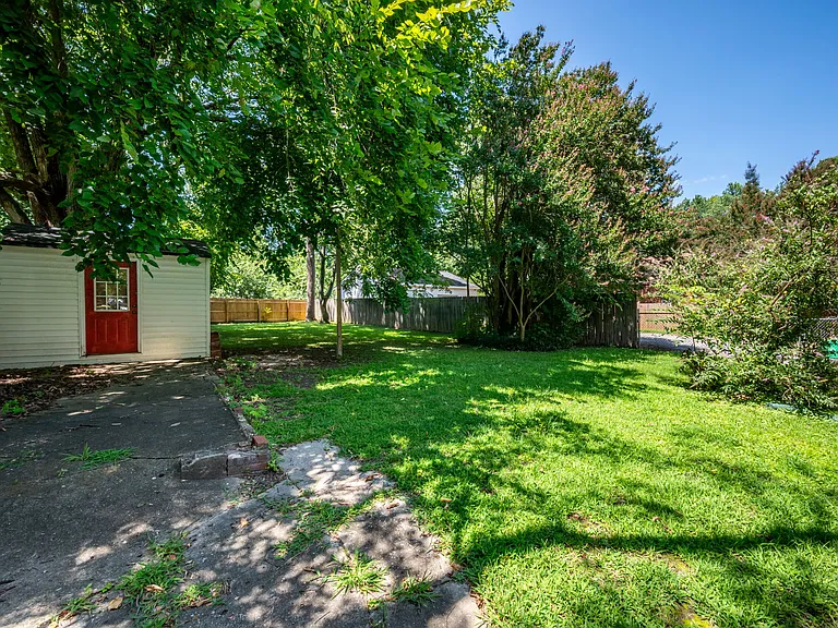 122 Hanover Ave — Photo 2