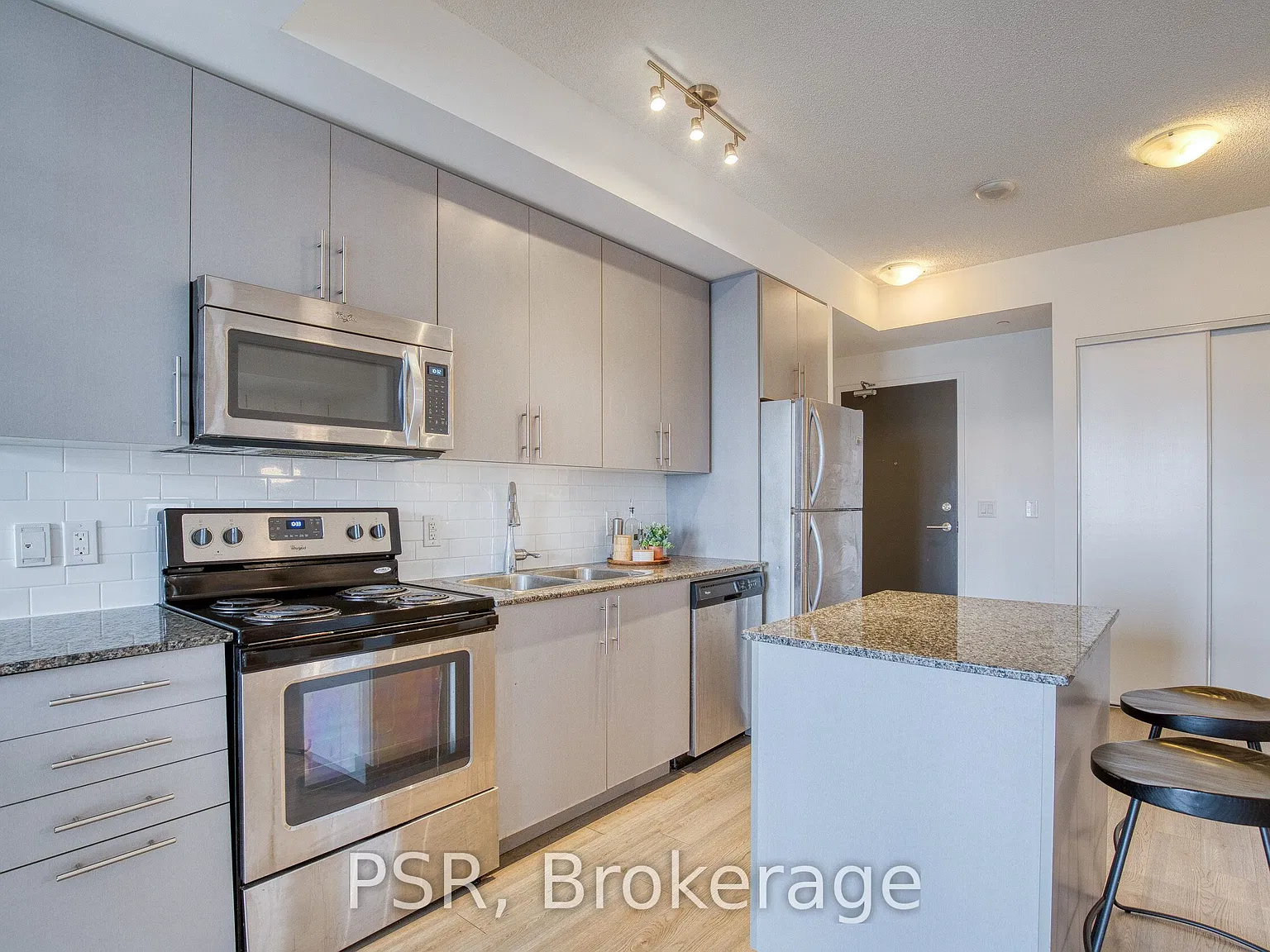 City Centre Condos — Photo 4
