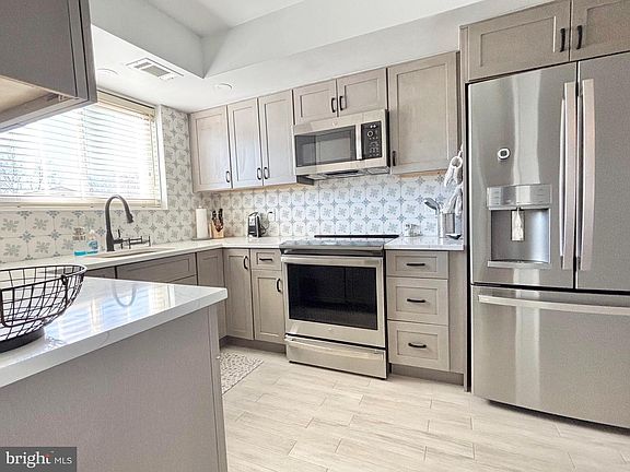 5th image of 3210 Glen Eagles Dr #109-F