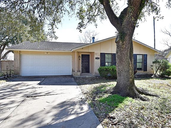 3rd image of 2207 Woodglen Dr