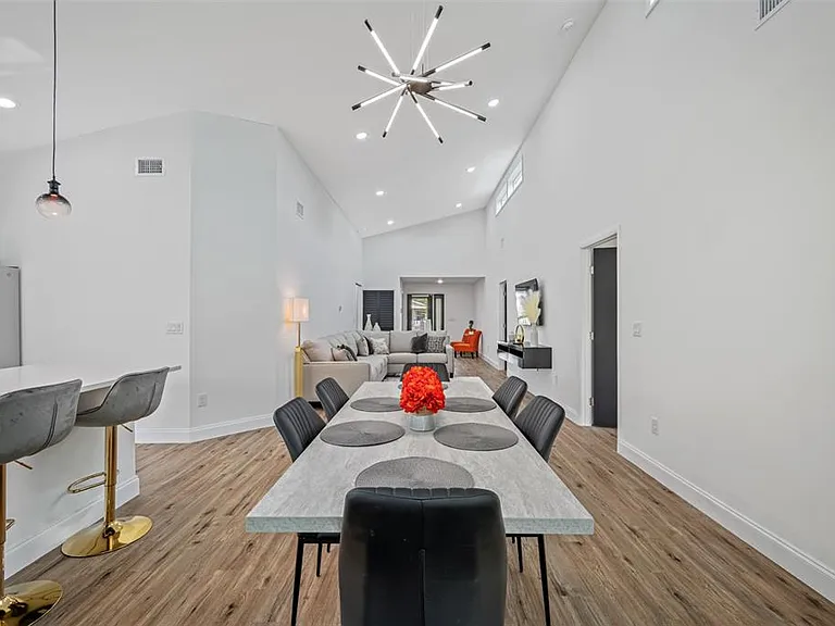 3717 E Clifton St — Photo 13