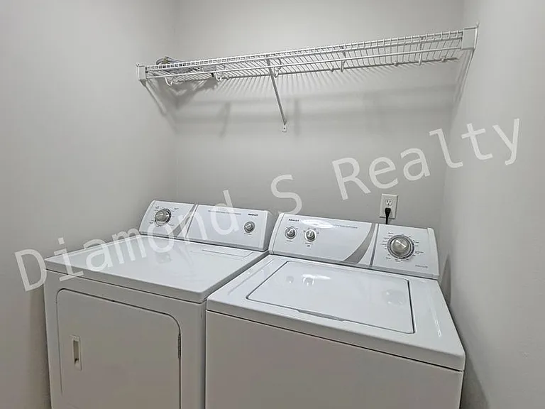 1331 W Sackett St — Photo 12