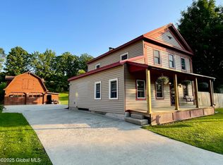 132 Tomhannock Rd, Valley falls, NY 12185