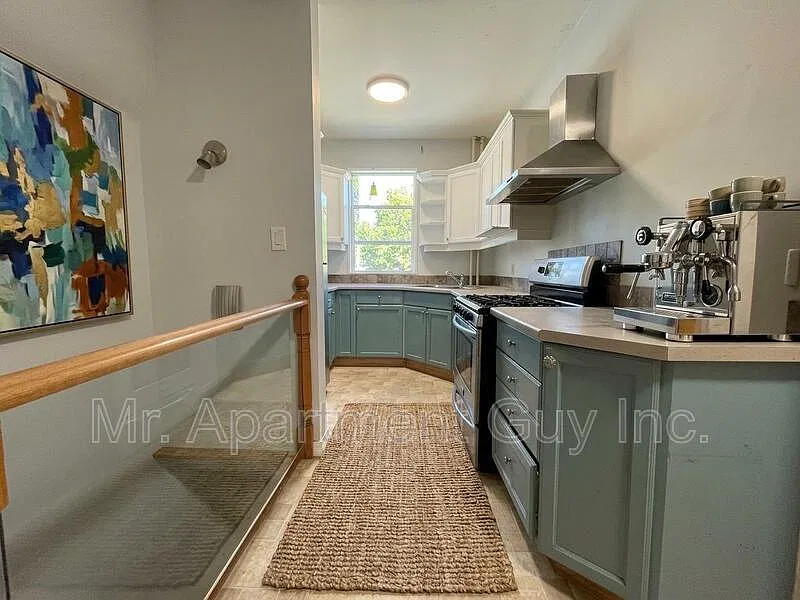 69 Victoria Ave N — Photo 3