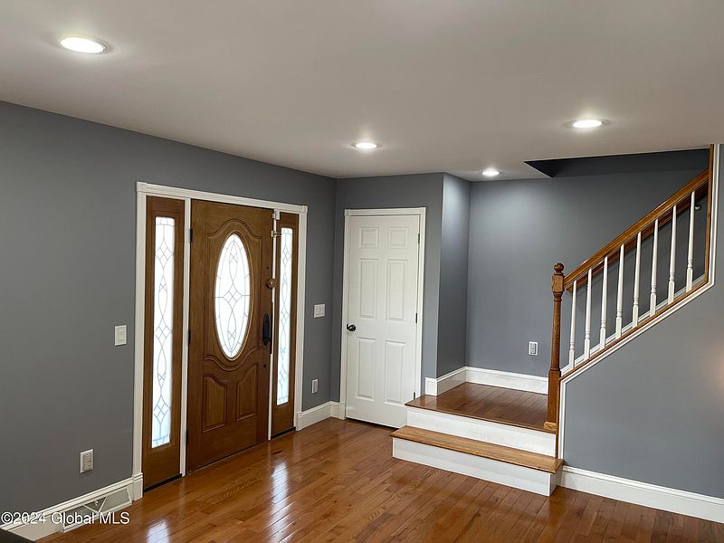 3rd image of 160 Saratoga Avenue