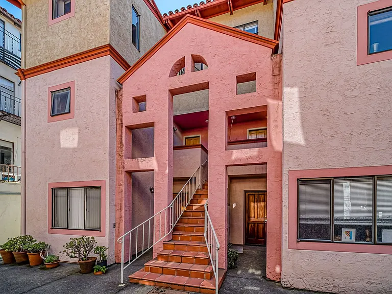 2578 Virginia St #6 — Photo 2