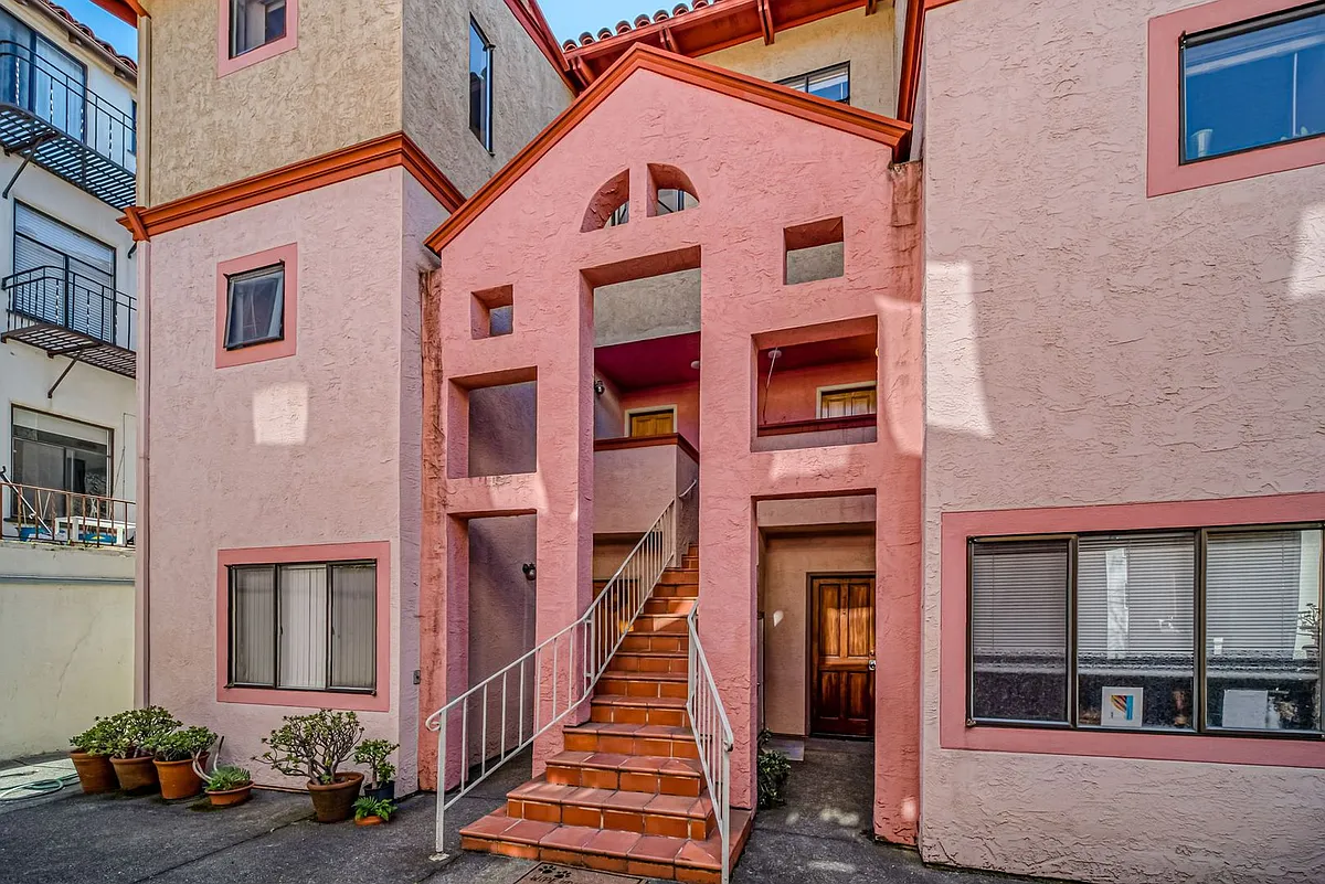 Building Photo - 2578 Virginia St #6