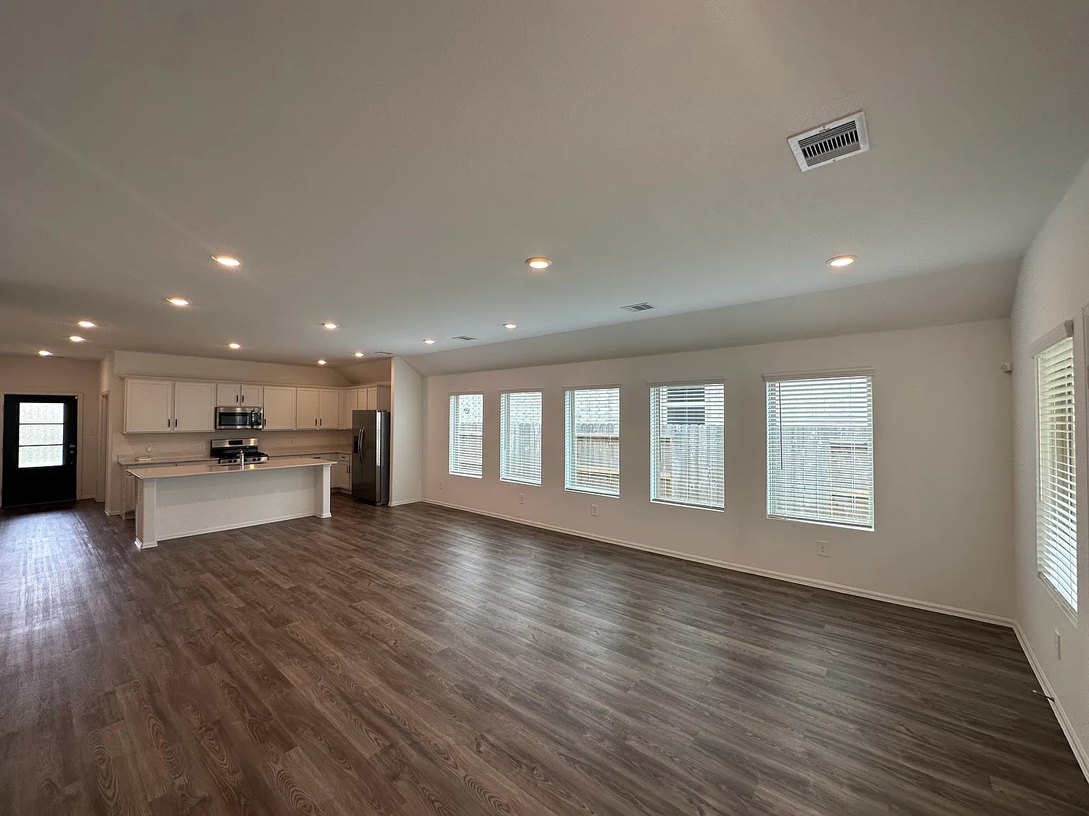 4 bed, 1932 sqft, $2,150 — Photo 2