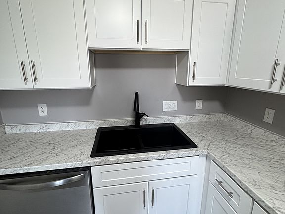 5th image of 3216 Woodstock Dr