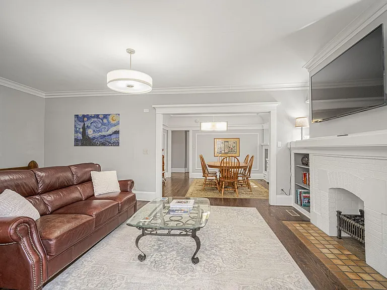 3924 N Maryland Ave — Photo 5
