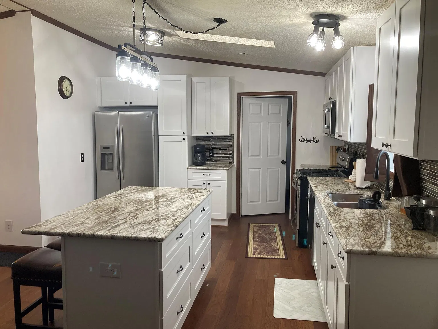 4 bed, 2340 sqft, $2,600 — Photo 3