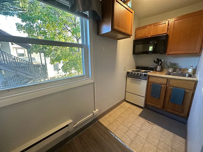 383 College Street — Photo 19
