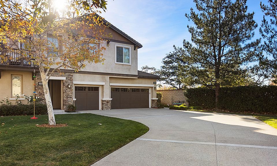 Front of House Long Driveway