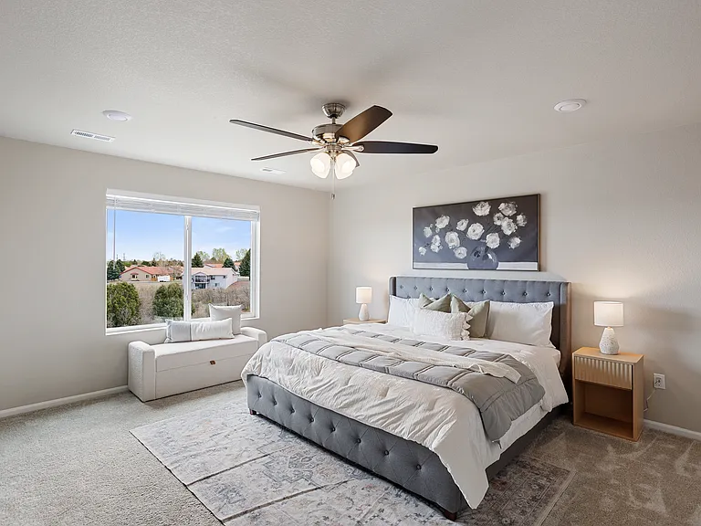 Private couple retreat - Split Bedroom Floorplan with elevated view of open space