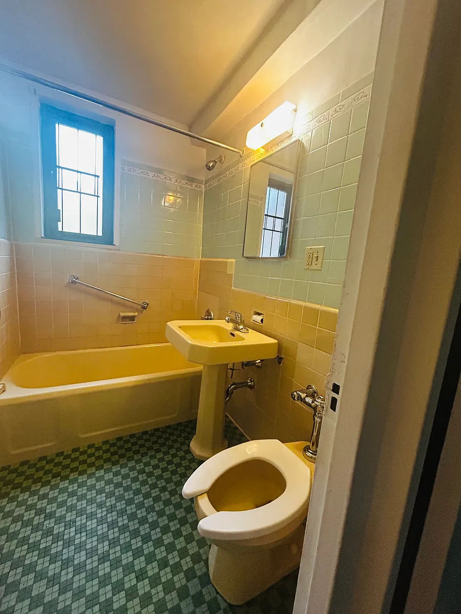 Building Photo - 1605 Metropolitan Ave #4