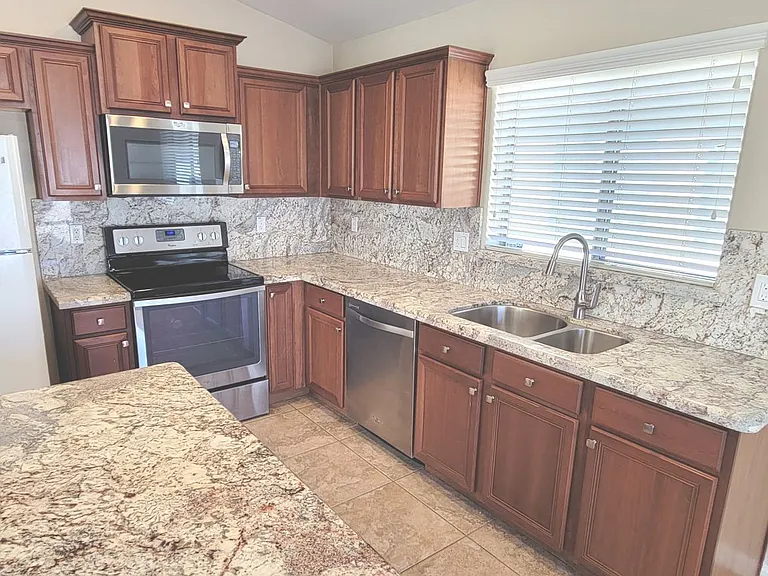 1814 W Desert Hills Dr — Photo 4
