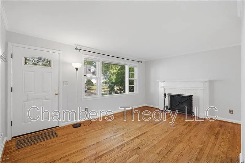 3 bed, 1.0 bath, 960 sqft, $3,000 — Photo 4