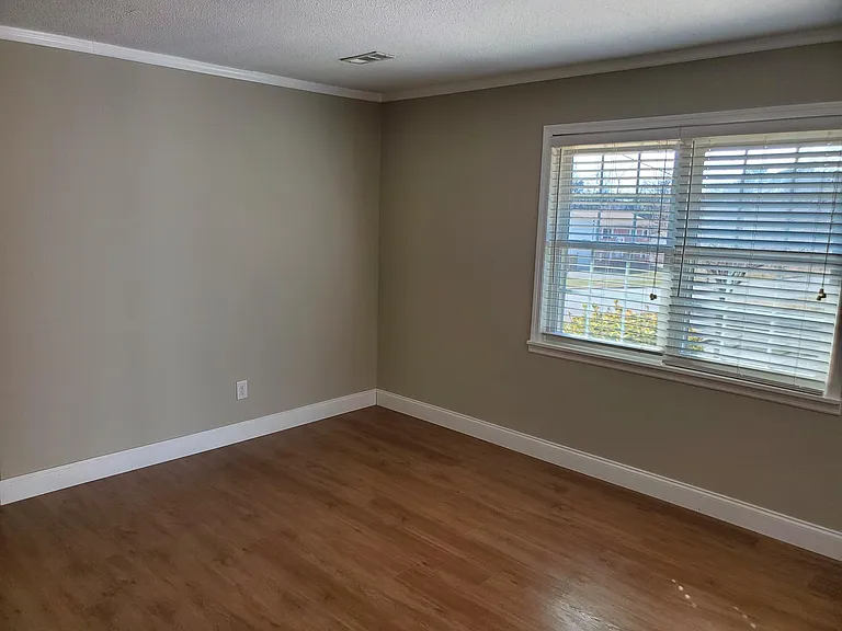 1102 Scottie Ln — Photo 3