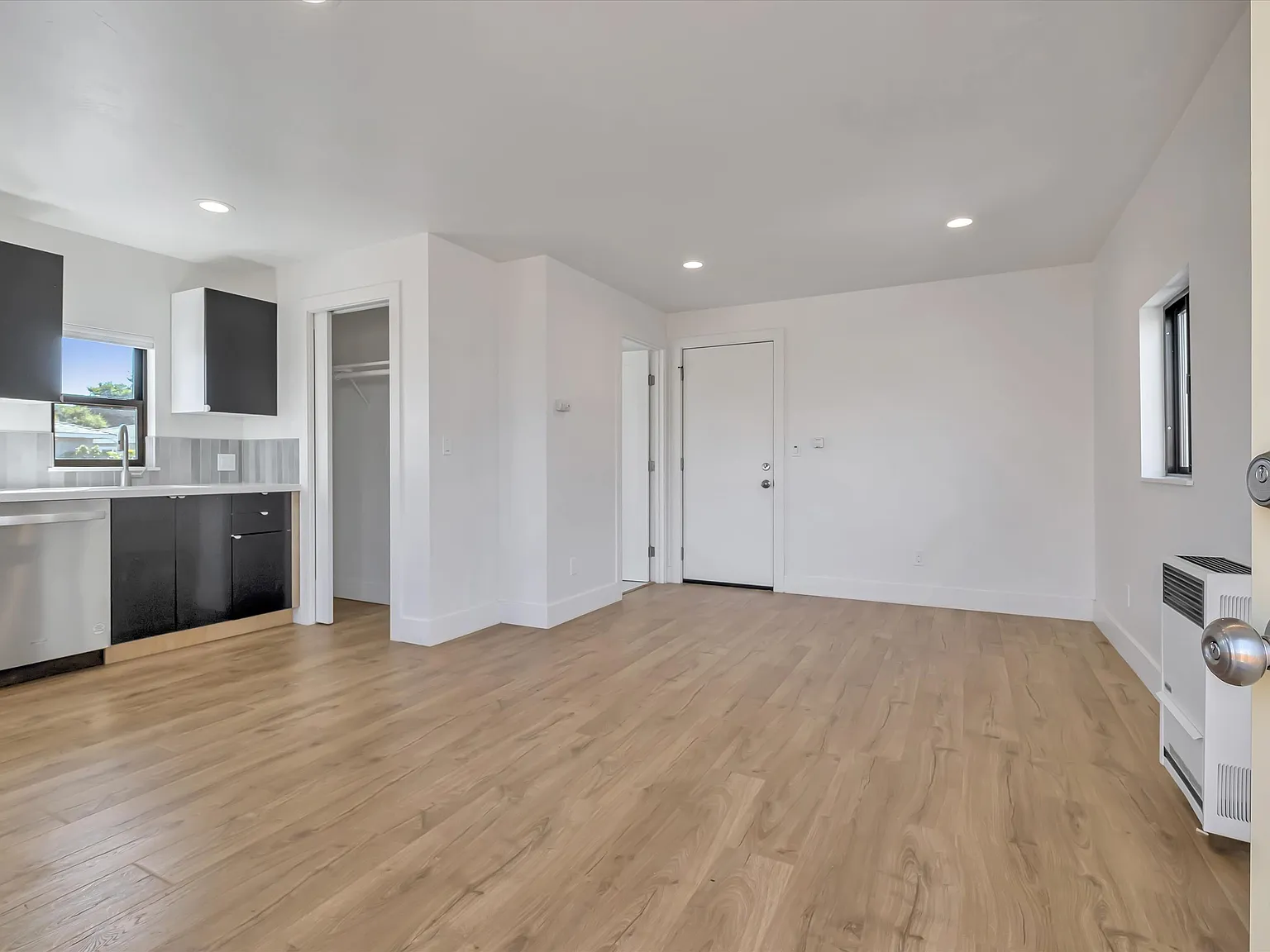 Remodeled Bungalow in Pleasure Point w Ample Storage! — Photo 2