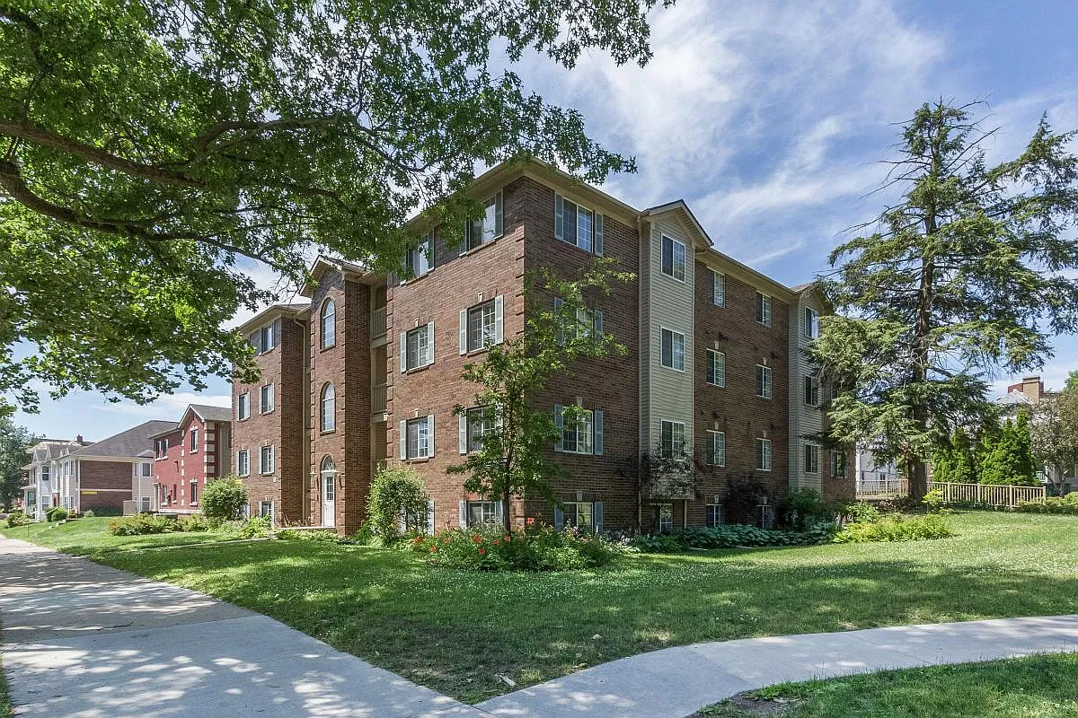4 bed, 1.5 bath, $2,560 — Photo 3